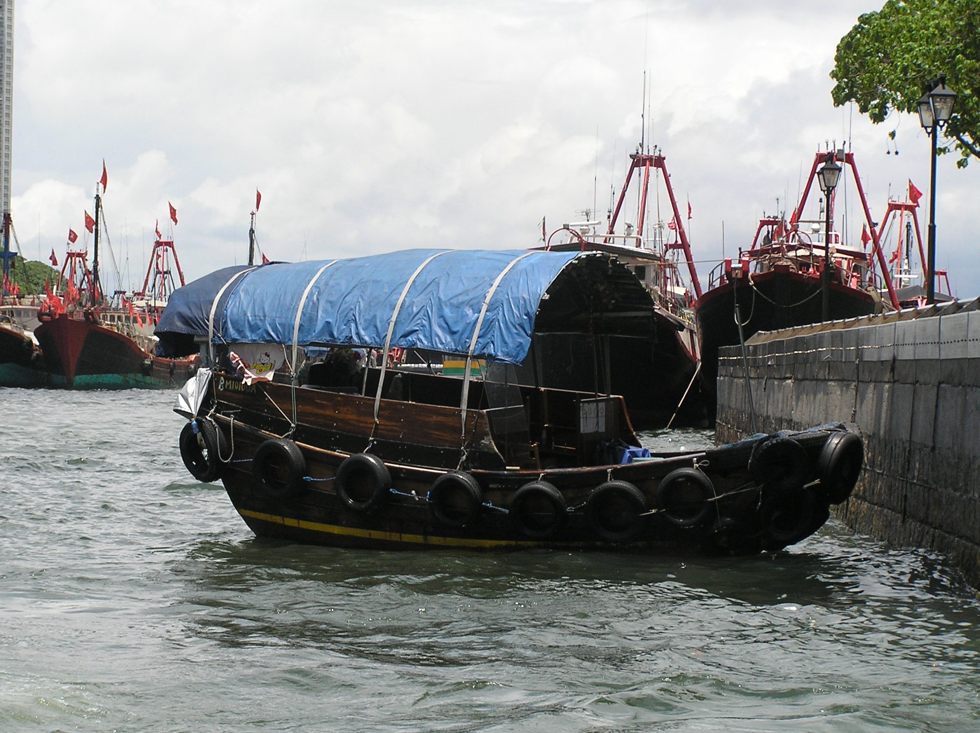 sampan boat trip aberdeen floating village hong kong island